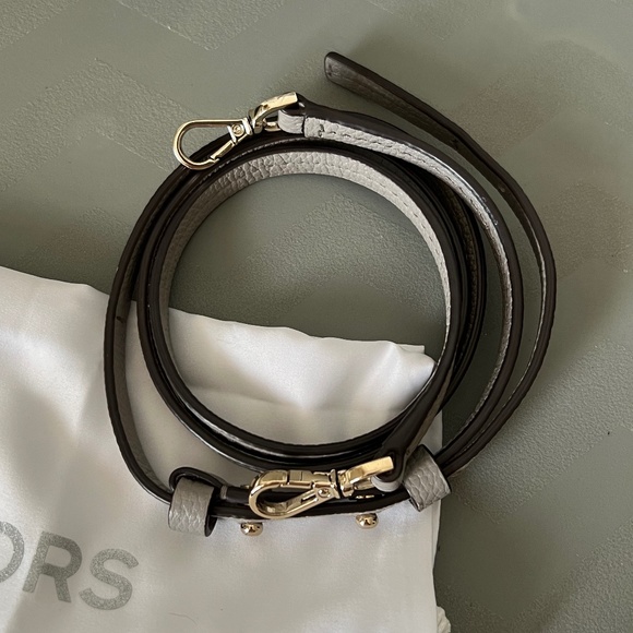 EUC - Michael Kors MD Mercer Crossbody Bag - Pearl Grey - Picture 3 of 15